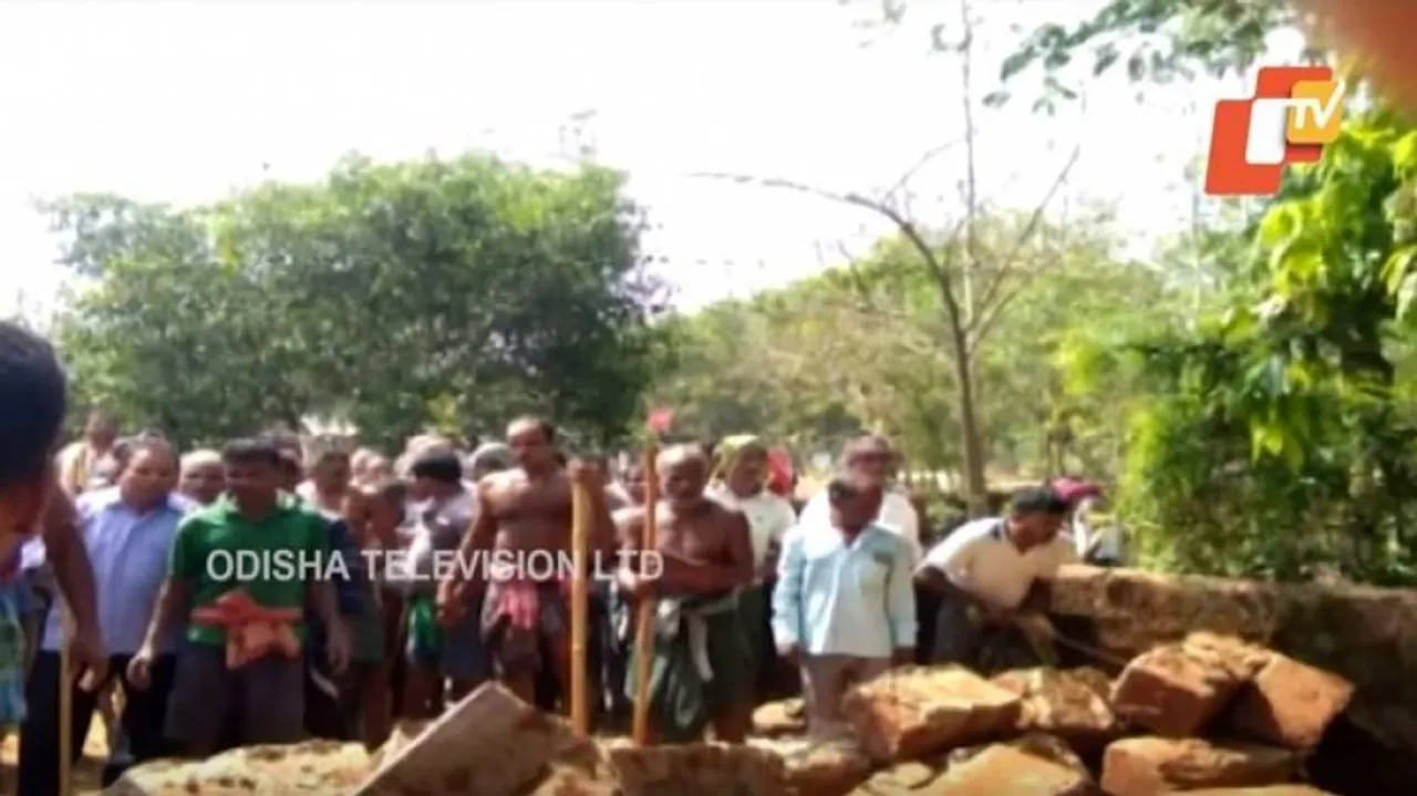 ଘର ଭାଙ୍ଗିଦେଲେ ଗାଁ ଲୋକେ