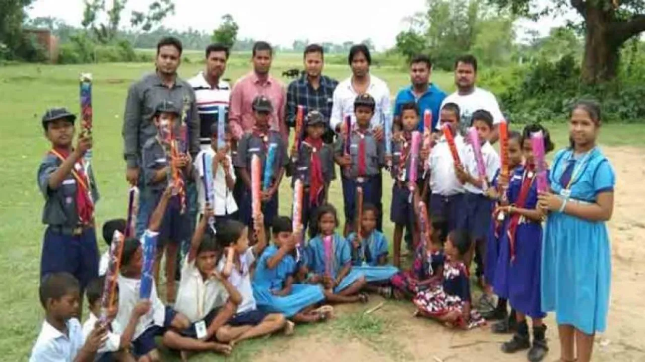 ସ୍କୁଲ୍‌ ଛାତ୍ରଛାତ୍ରୀଙ୍କୁ ଛତା ବାଣ୍ଟିଲେ ସ୍ୱେଚ୍ଛାସେବୀ