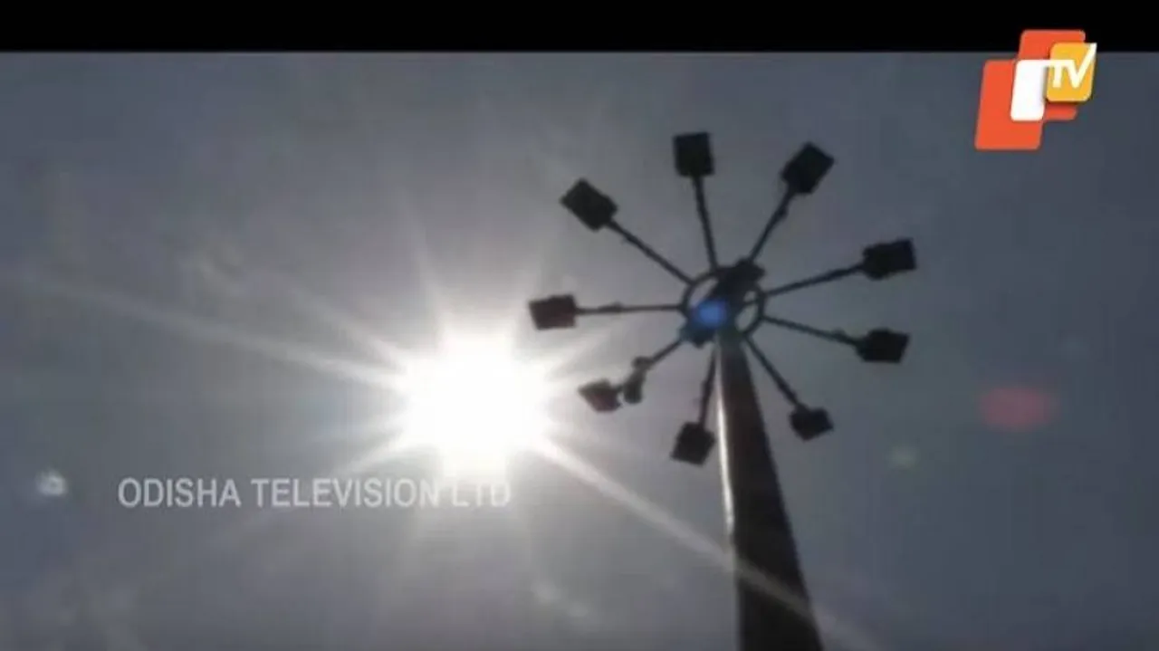 ଆକାଶରୁ ବର୍ଷୁଛି ନିଆଁ