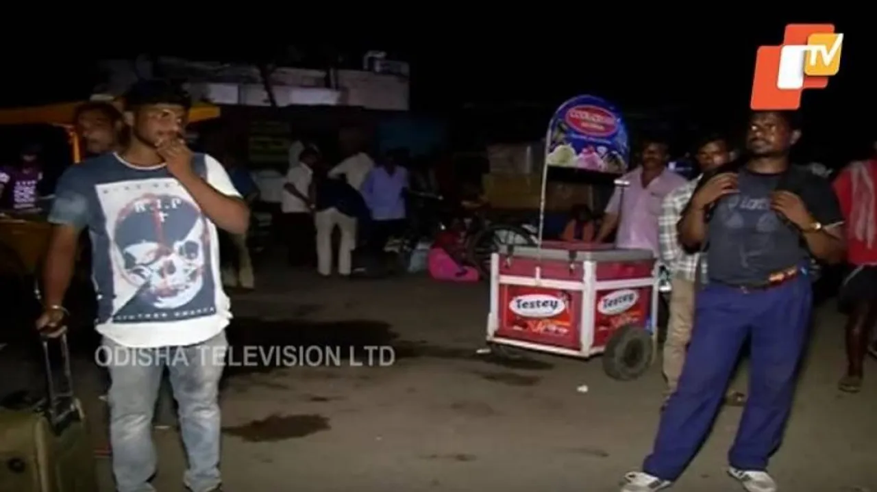 ଟିକେଟ୍‌ ପାଇଁ ବାଦାମବାଡ଼ି ବସ୍‌ ଷ୍ଟାଣ୍ଡରେ ଲୋକଙ୍କ ଭିଡ଼