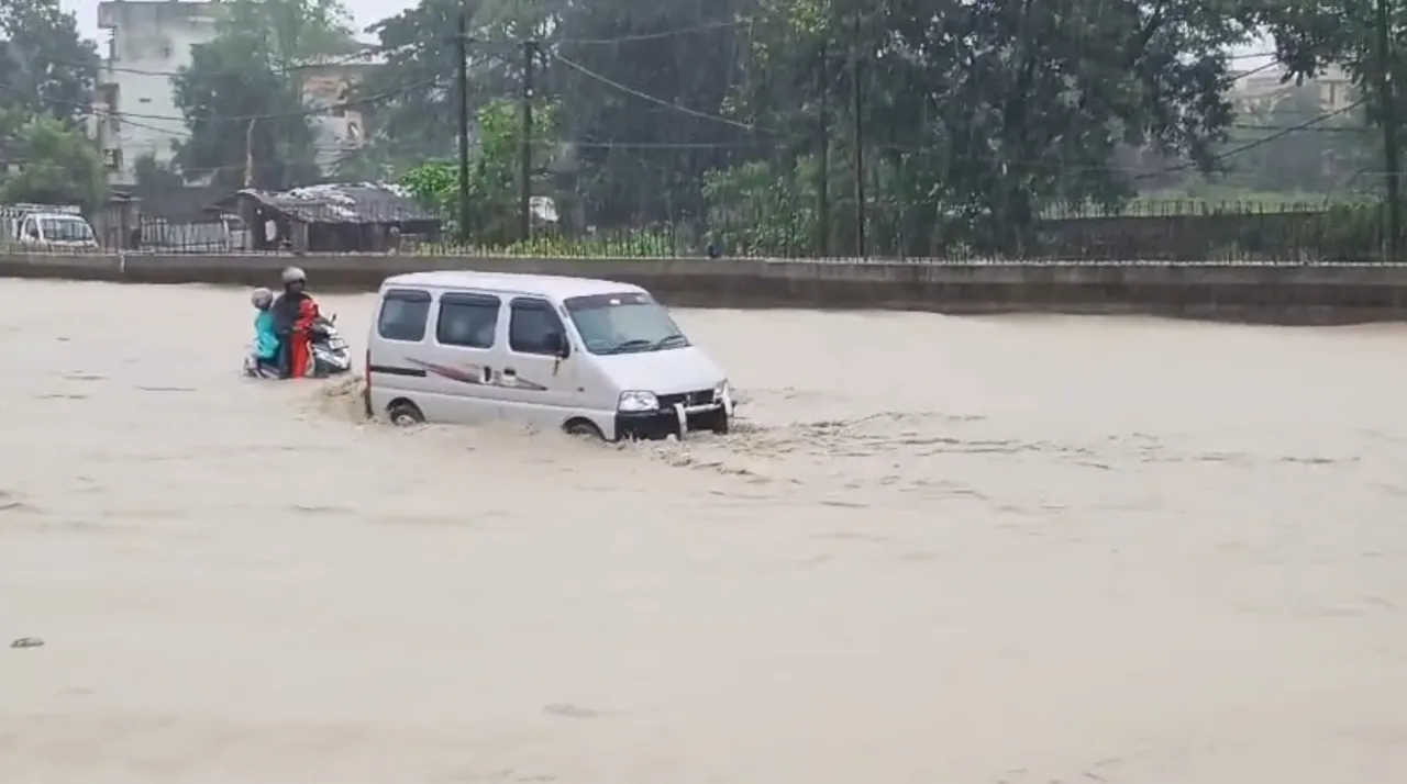 Heavy rains flood Sambalpur city, houses and vehicles submerged; Hirakud dam opens 4 more gates
