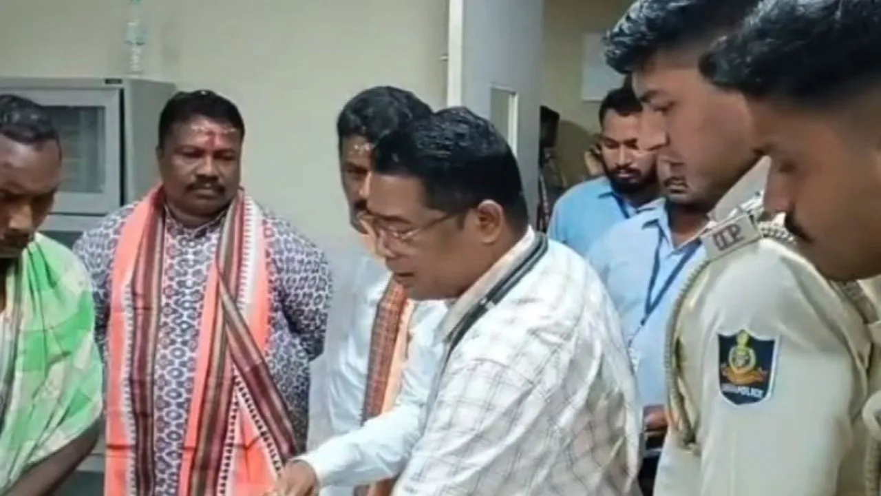 Bike rams into Odisha Panchayati Raj Minister's car in Deogarh