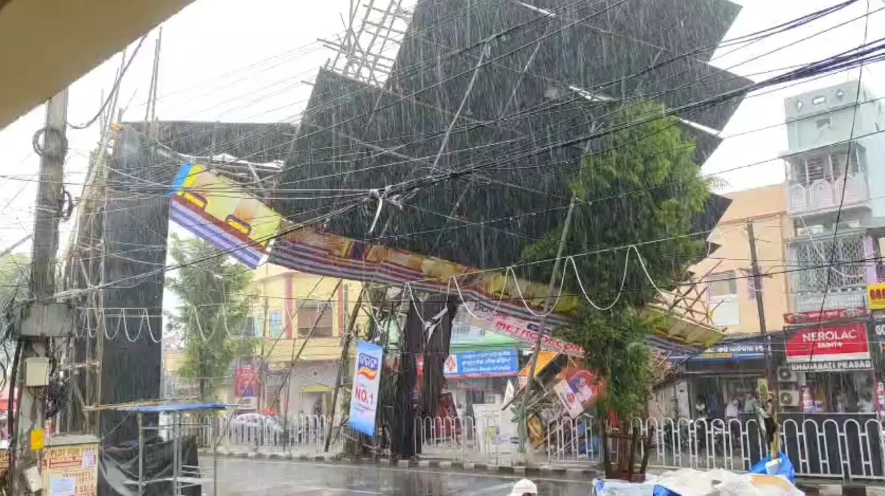 40-foot Durga Puja light gate collapses in Cuttack’s College Square; no casualties reported