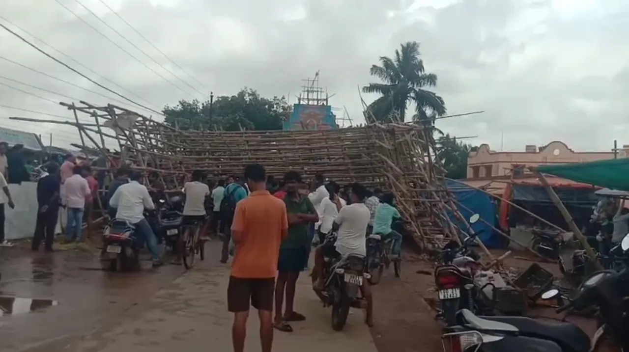 A massive light gate erected for Durga Puja at Balikuda market in Jagatsinghpur gave way amid strong winds and heavy rainfall on Thursday morning, leaving two people seriously injured