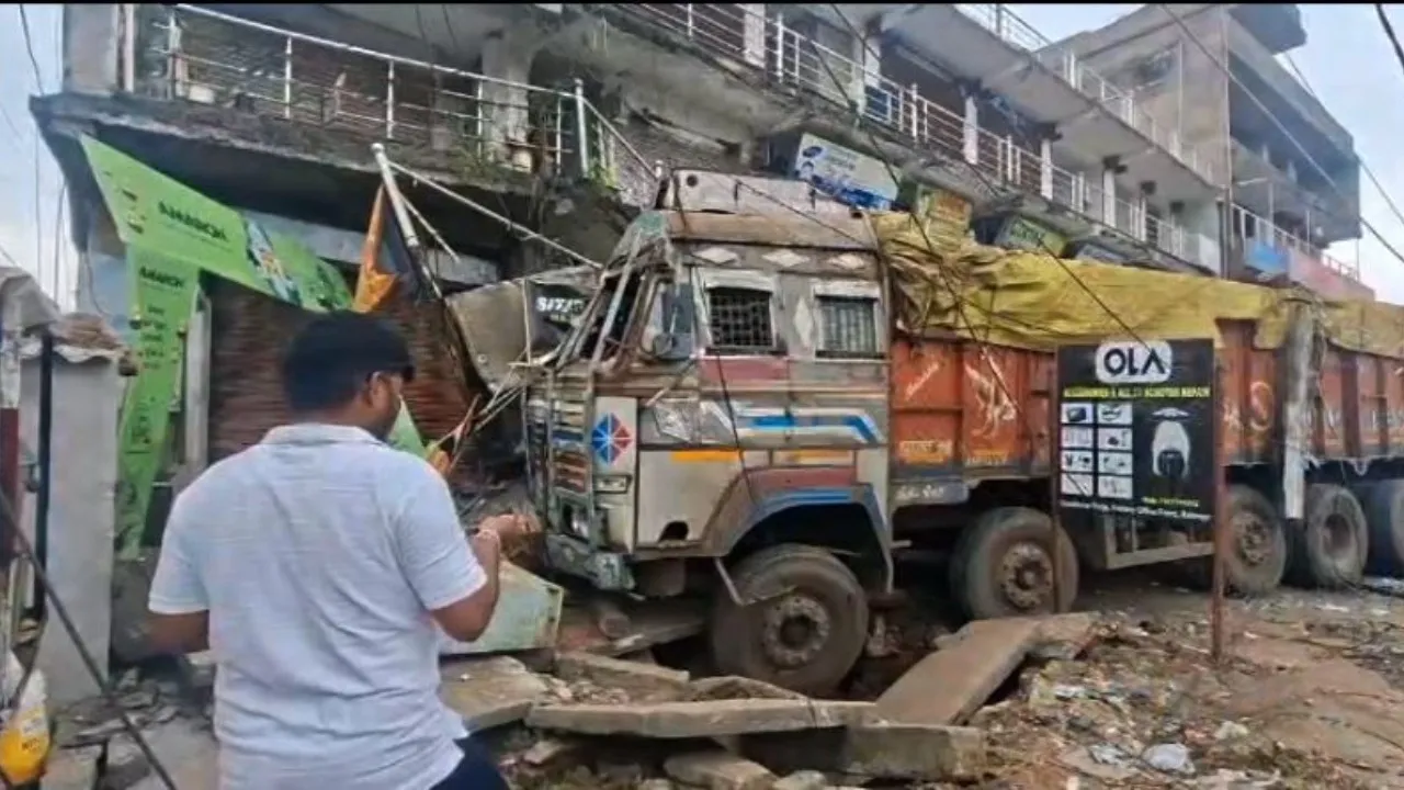 Truck crashes into garage in Bolangir
