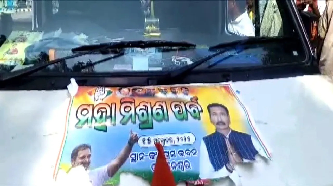 High drama outside Odisha Congress Bhawan as Jatra personality Nandu Babu’s grand ‘political-entry’ blocked