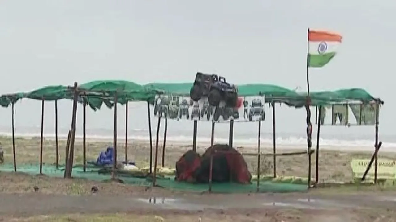 Cyclone Montha: Strong winds and continuous rainfall lash Kakinada ahead of landfall