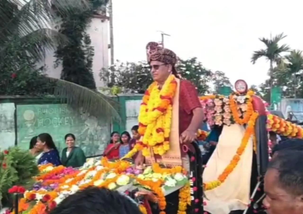 Students honour beloved teacher with grand, wedding-style farewell in Odisha's Malkangiri