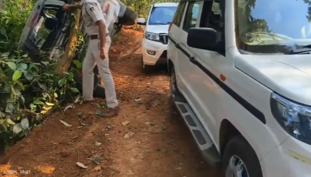 Car carrying 500L of illicit liquor crashes while fleeing from Odisha Excise officials