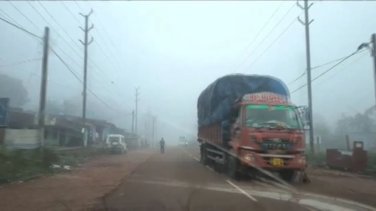 Dense fog disrupts daily life in Koraput's Lamtaput as cold weather intensifies