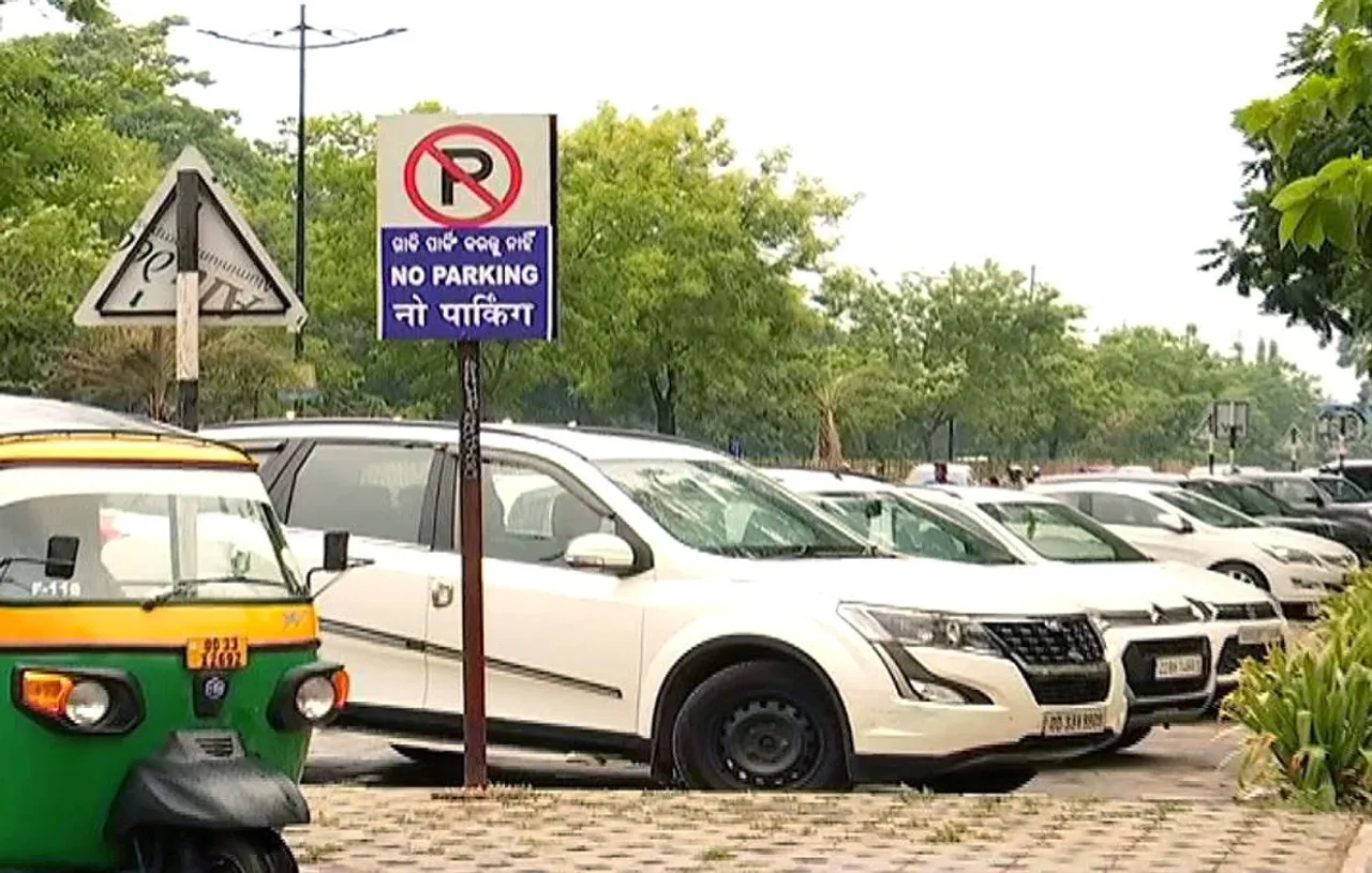 Half of Bhubaneswar turns no-parking zone; citizens hit by space crunch
