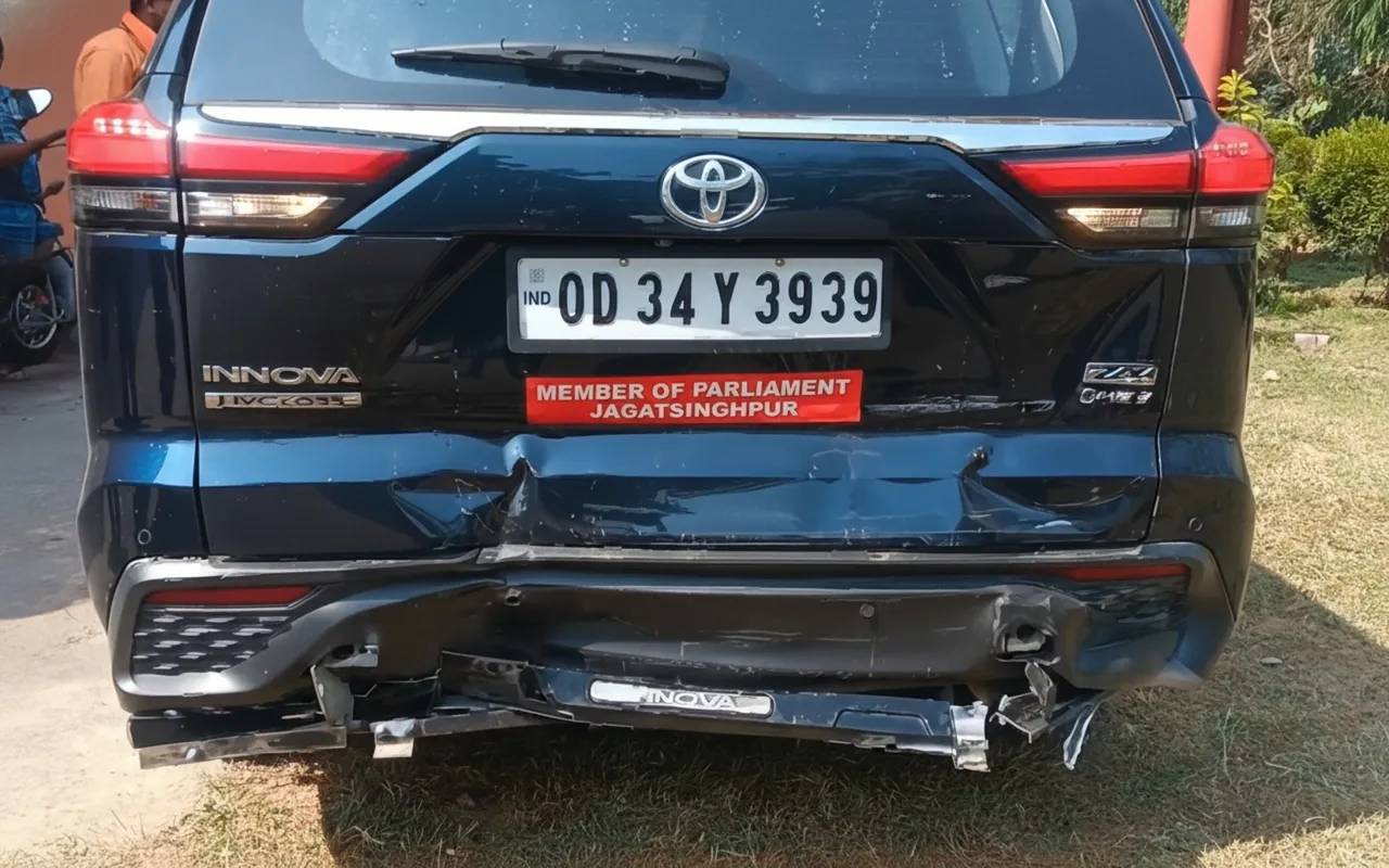 Jagatsinghpur MP Bibhu Tarai’s vehicle meets with accident near Hajipur square