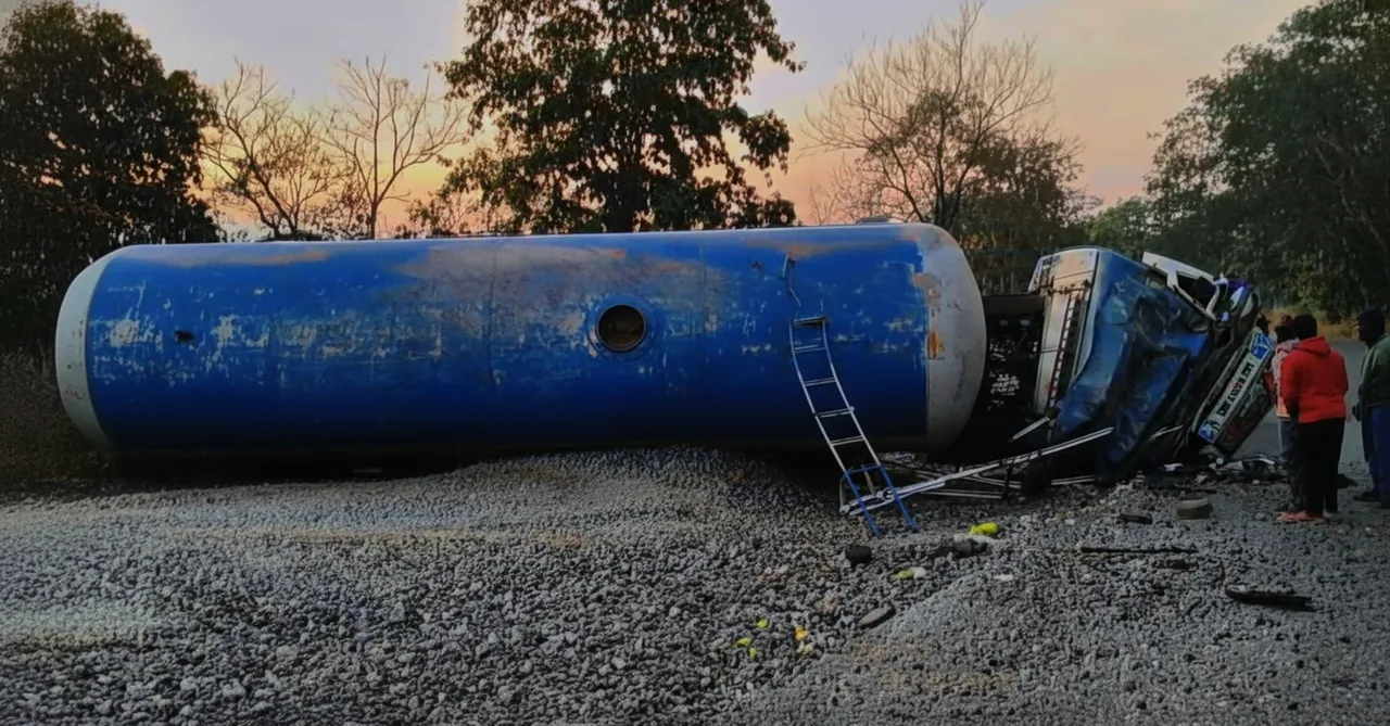 Gas tanker overturns on Banjari Ghat in Kalahandi, vehicular movement affected