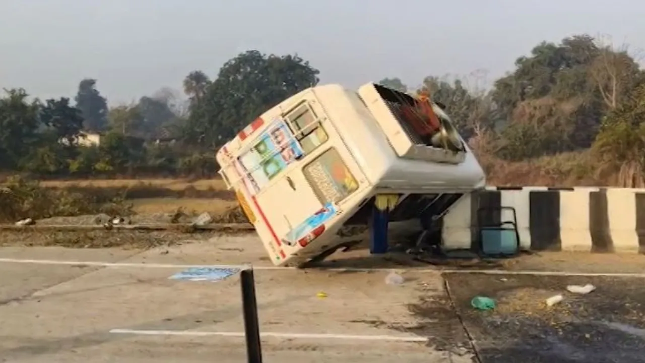 Tourist vehicle overturns on Sambalpur–Rairakhol road