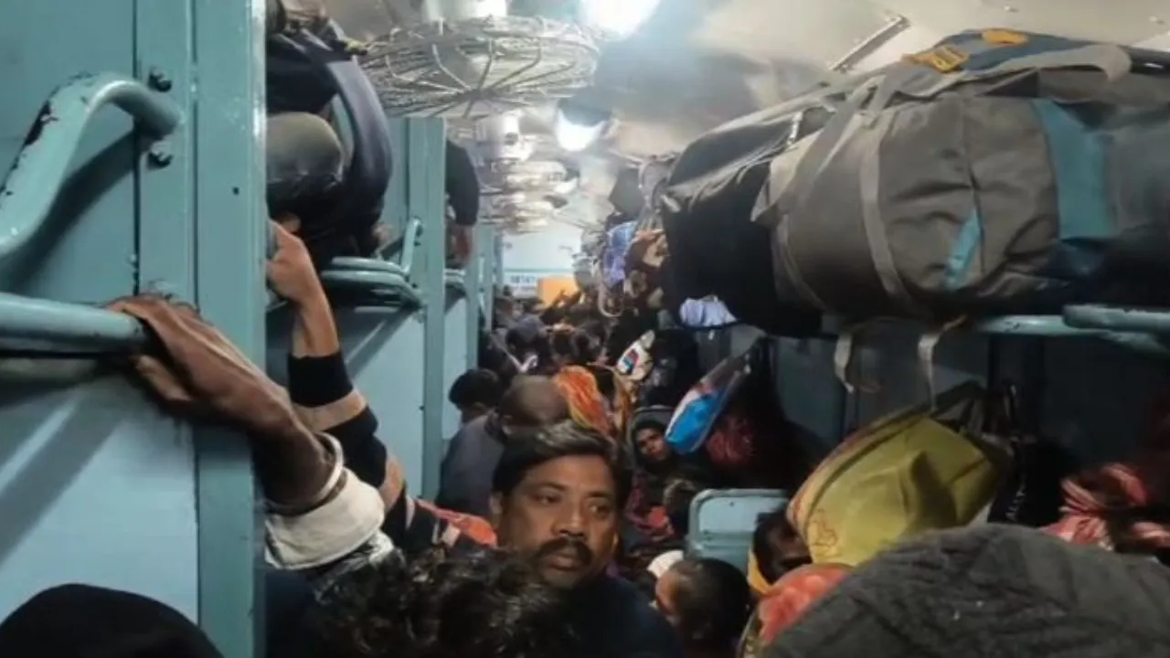 Migrant labourers packed like cattle in train