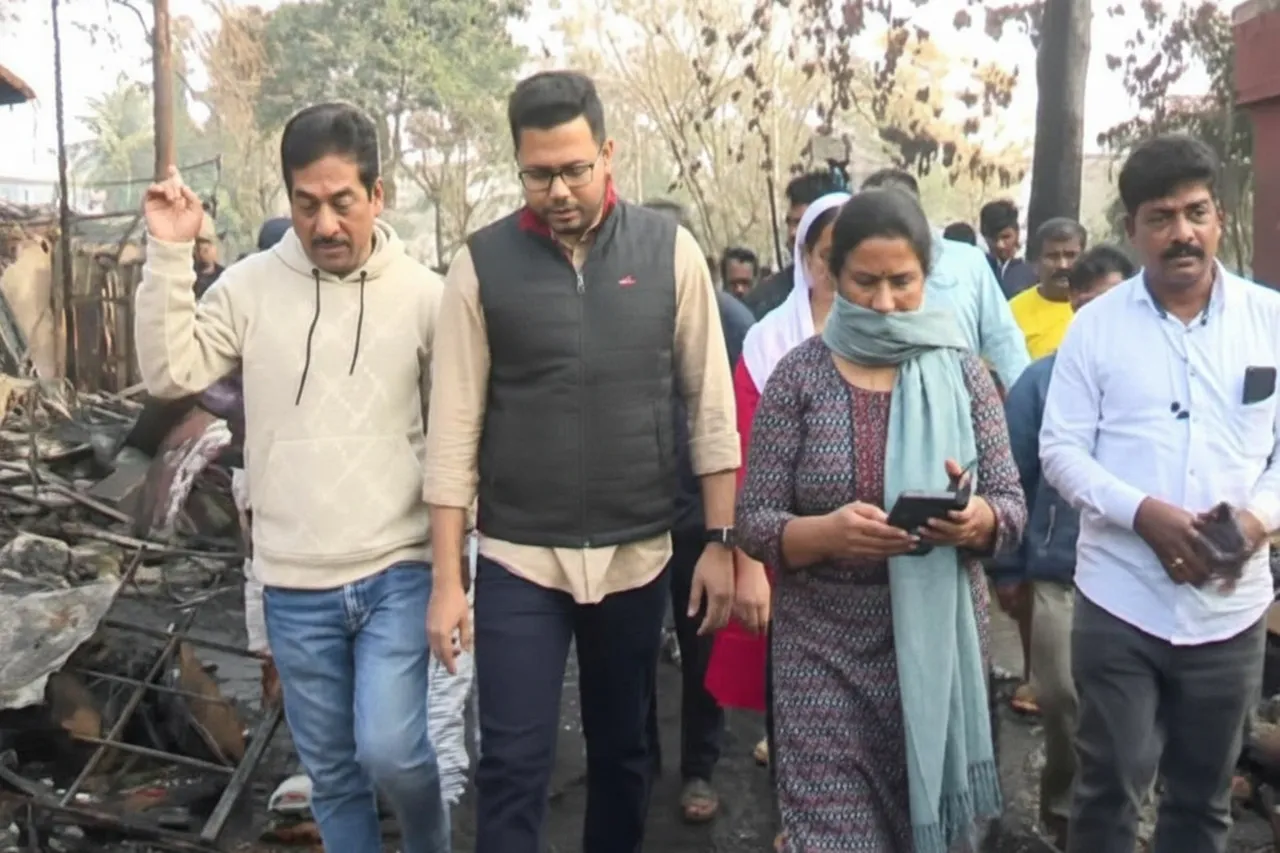 BMC Mayor Sulochana Das and Commissioner Chanchal Rana visit fire mishap site