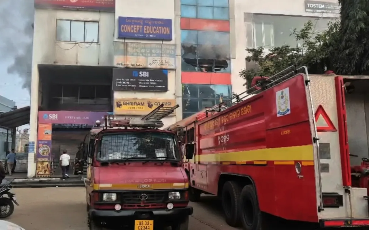 Major fire erupts at building in Jharsuguda