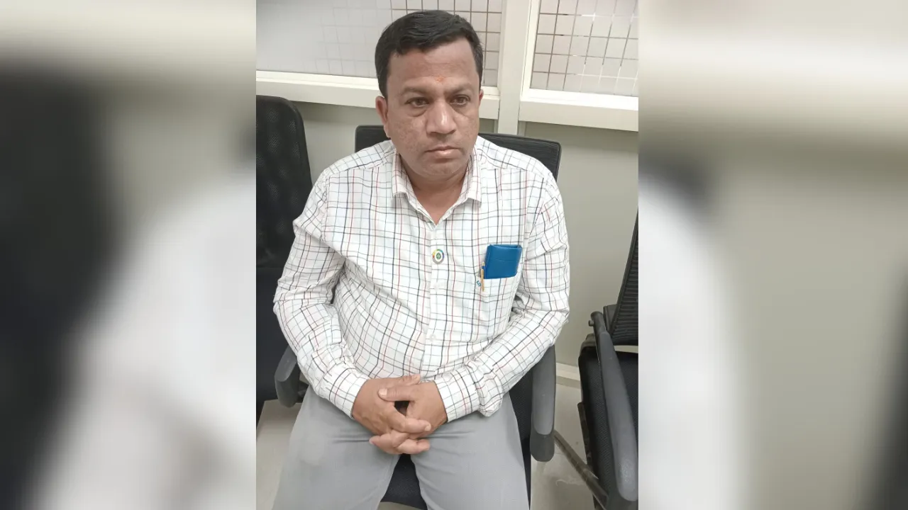 TPSODL Junior Engineer and his associate held by Vigilance