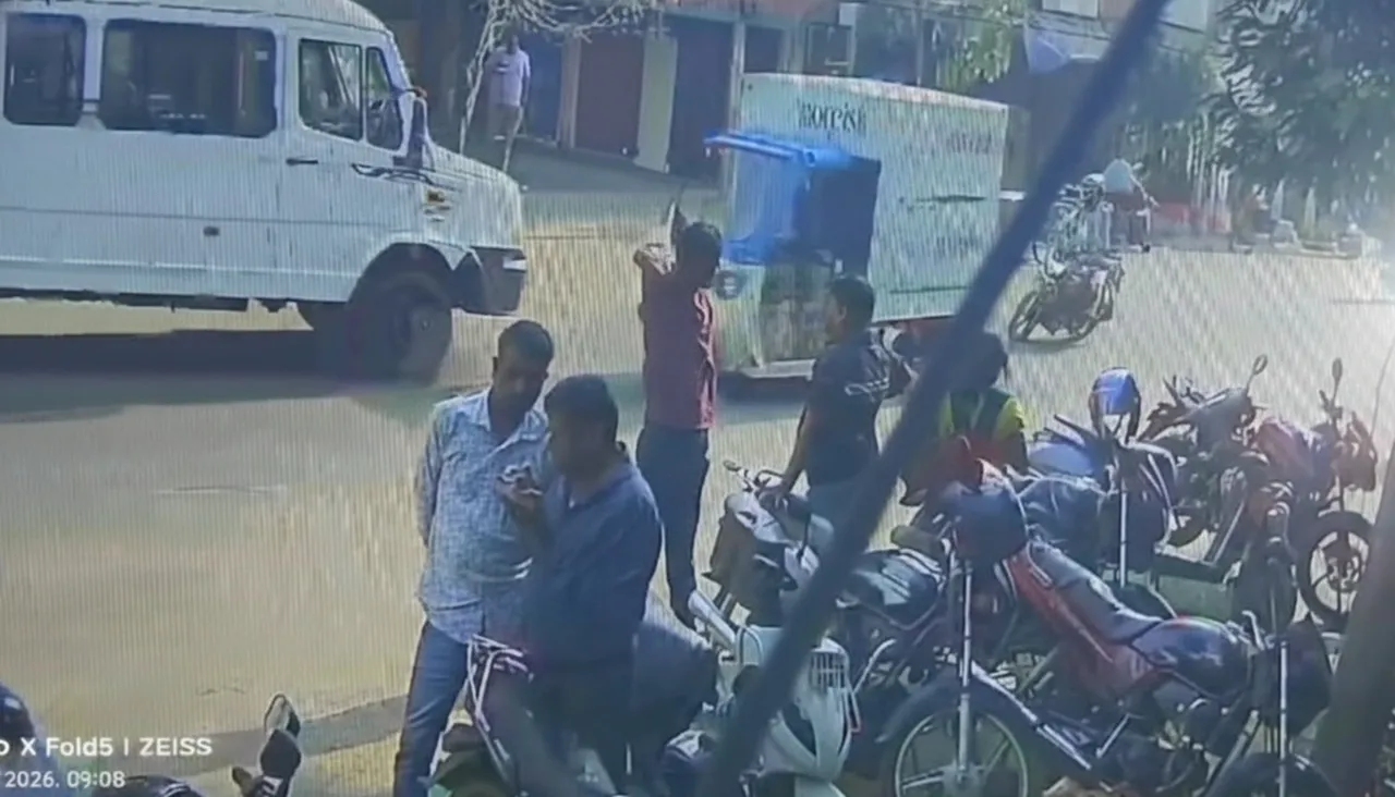 Speeding van rams into e-auto in Bhubaneswar