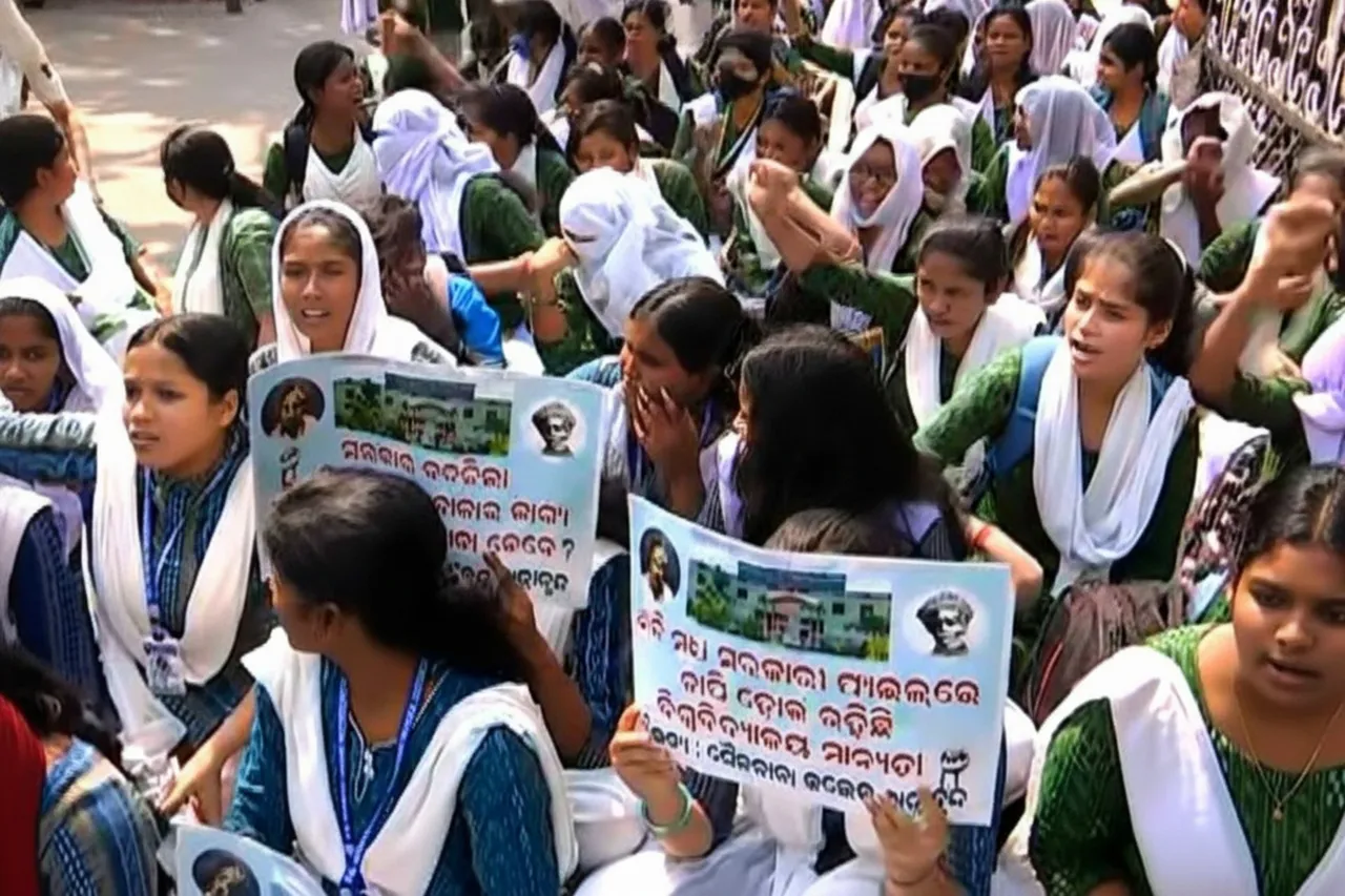 Cuttack’s Shailabala Women’s College students intensify stir for university status
