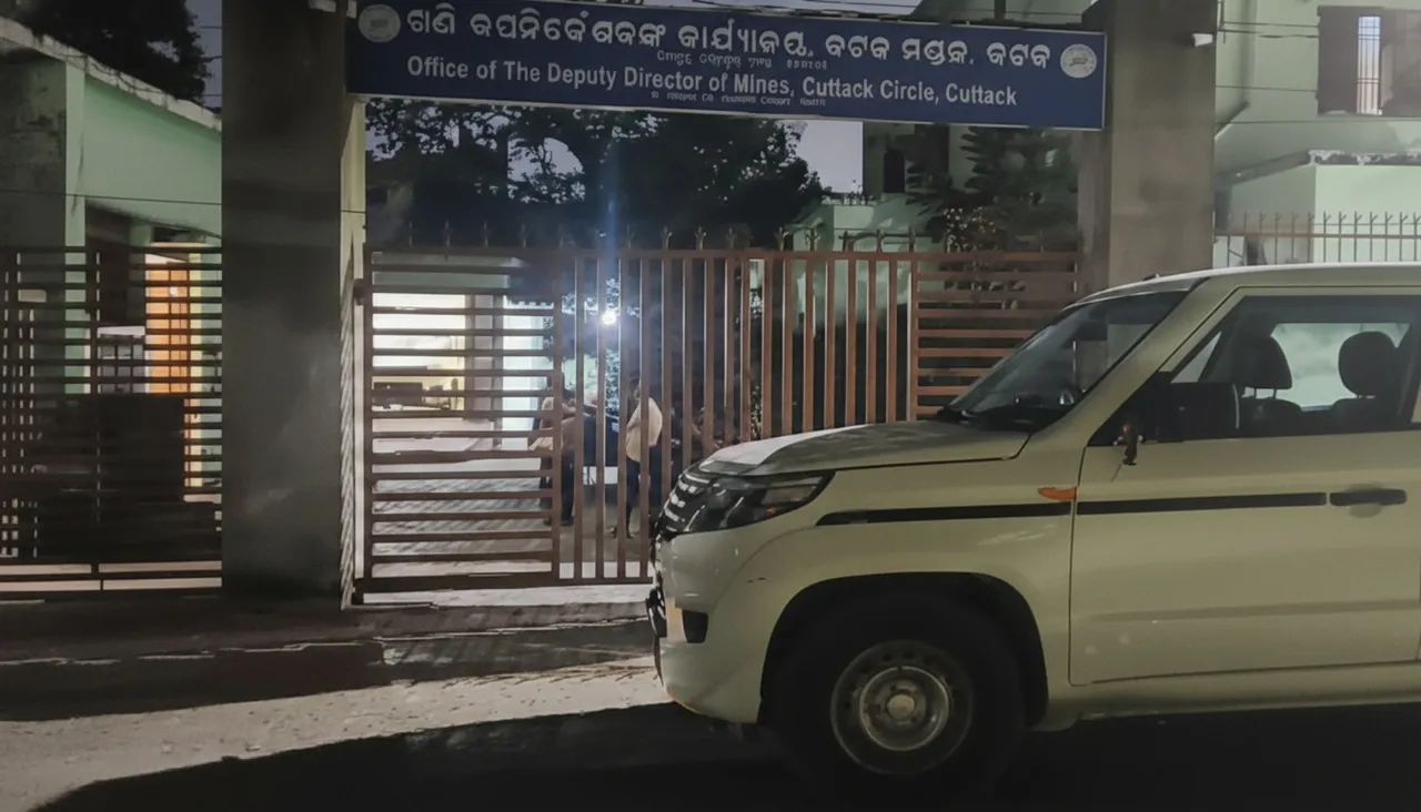 Odisha Mines Dept Deputy Director caught taking Rs 30,000 bribe; Vigilance conducts raids