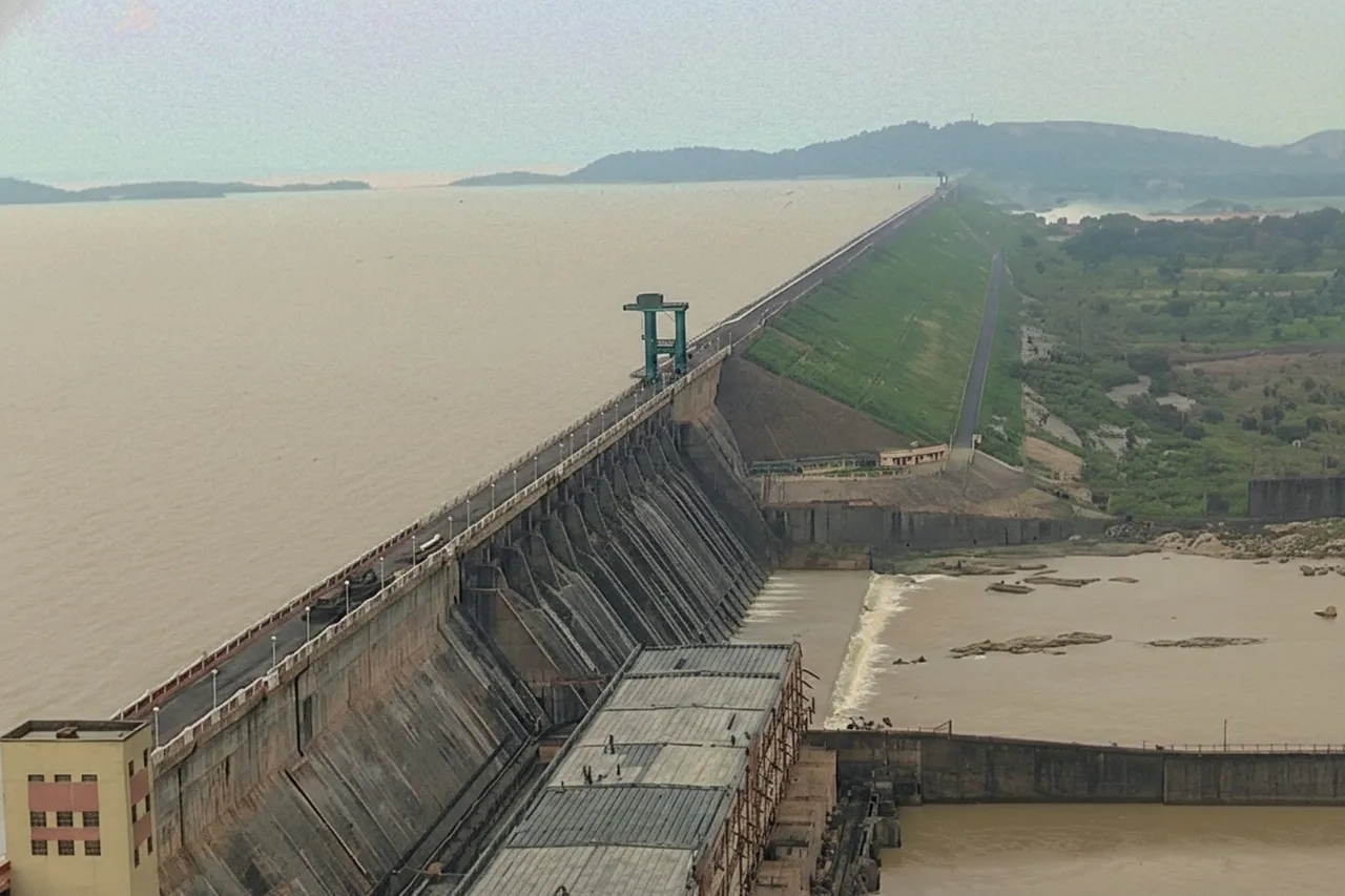 Mahanadi Tribunal team inspects Hirakud Dam