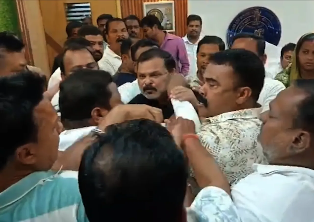 Chaos inside Odisha BDO office as ruling and Opposition workers come to blows