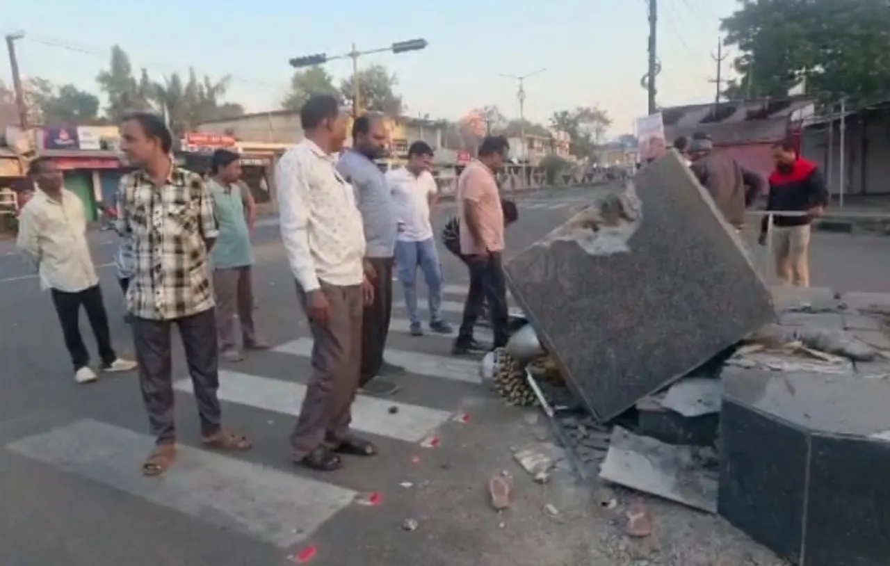 Trailer hits statue of former minister Ghasiram Majhi in Nuapada