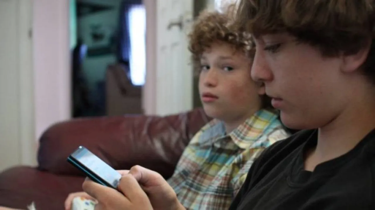 Use of smartphone before sleep may make your kid obese