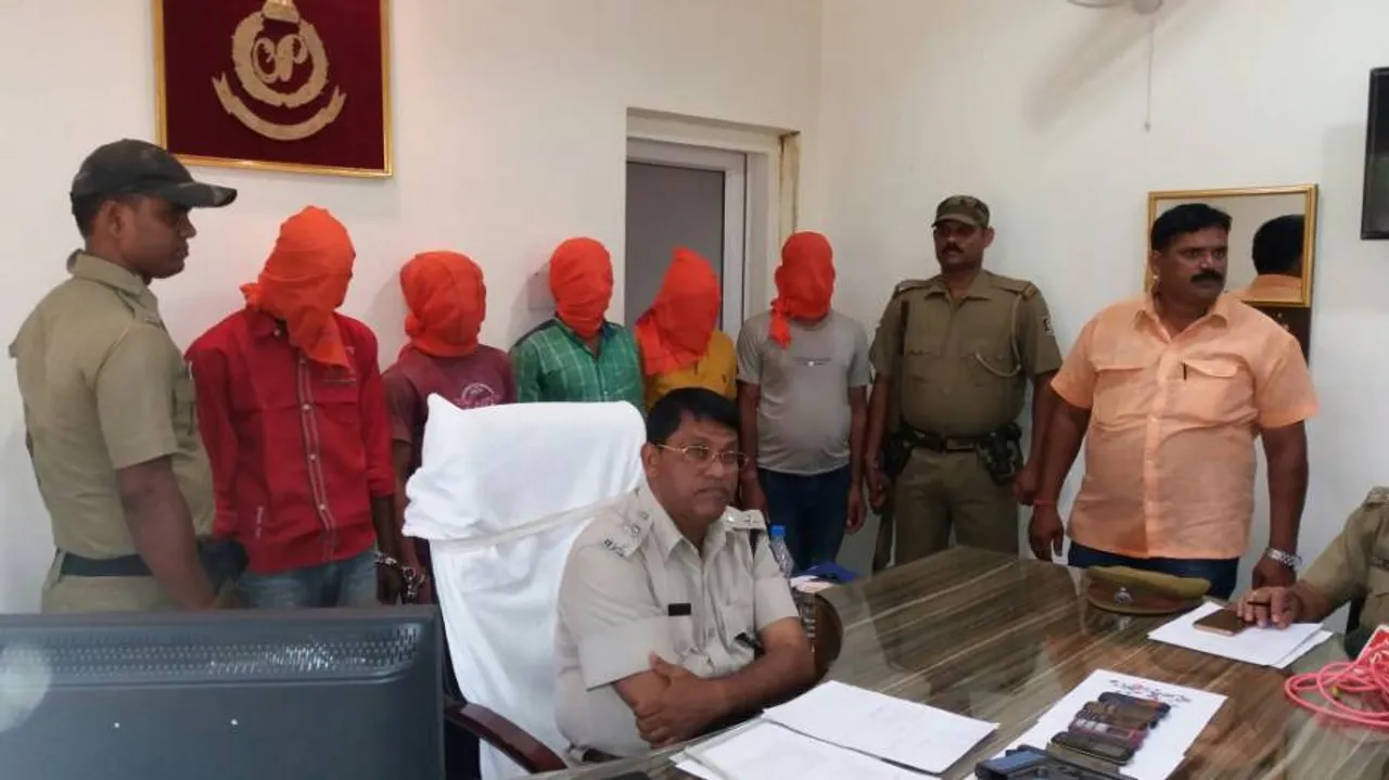 Five gangsters held, arms seized