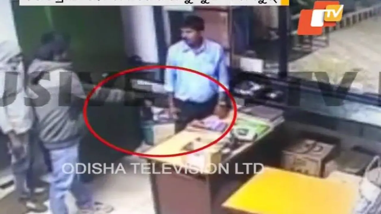 Fuel pump staff injured in firing by robbers; Rs 2 lakh looted