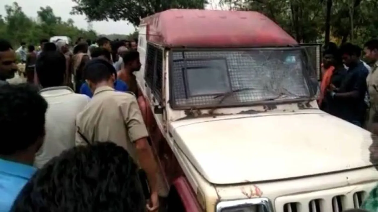 Miscreants loot cash worth Rs 1 lakh after hurling bomb at ATM cash van