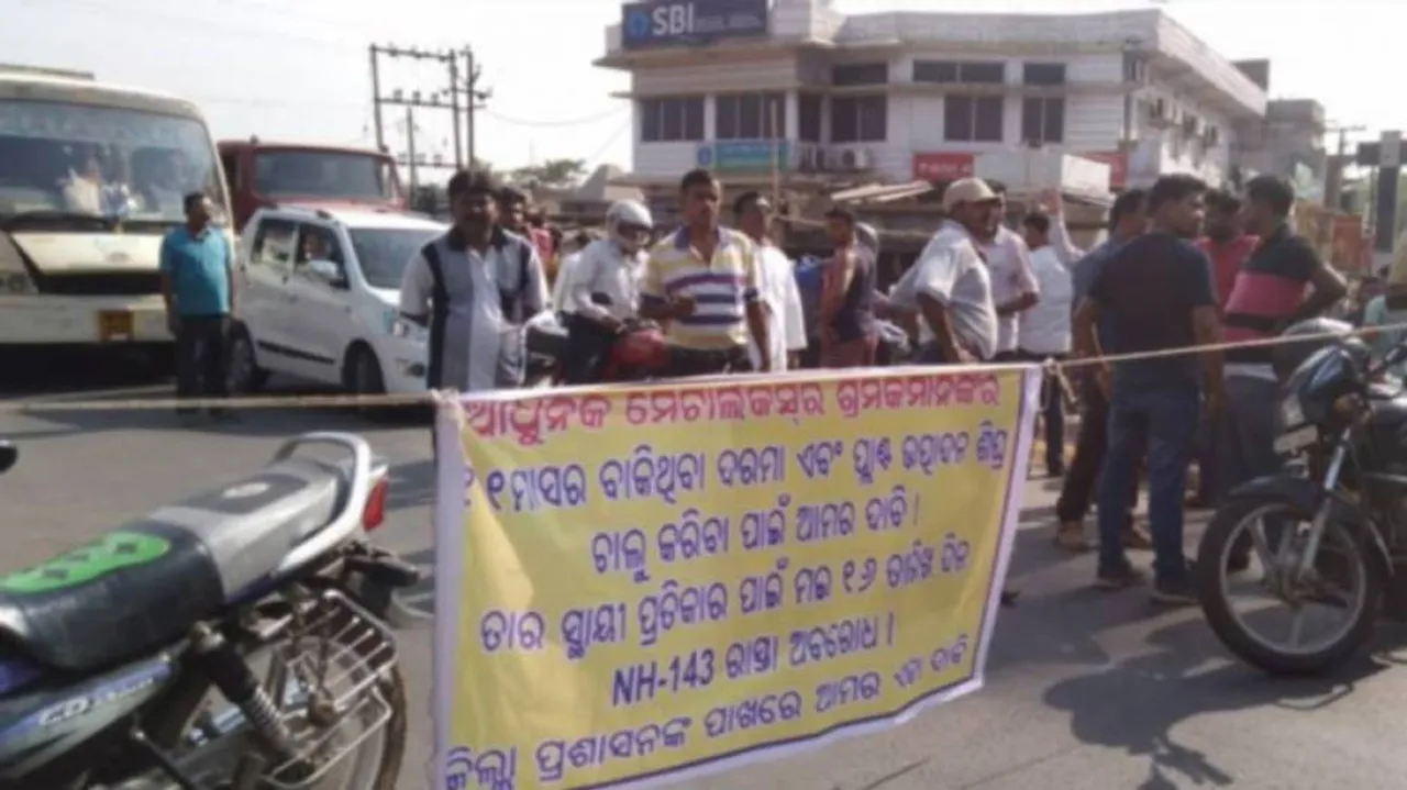 Private company employees block NH in Sundergarh demanding payment of pending salary