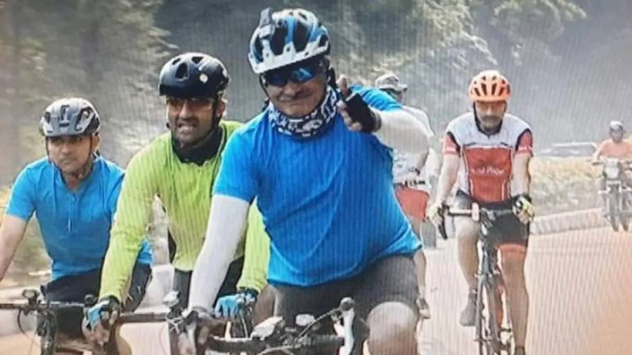 Army commander cycles to Jaipur to take charge