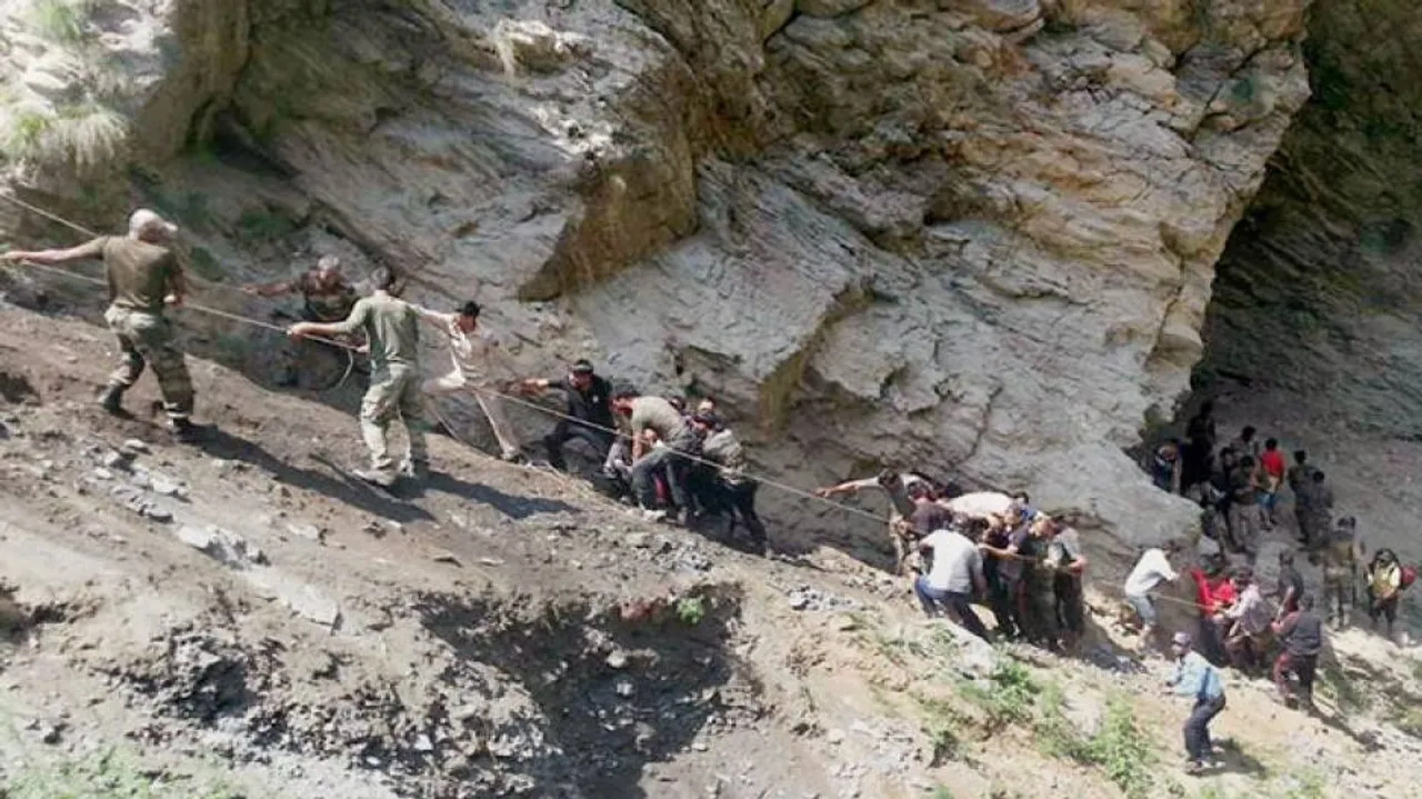 Rajnath speaks to J&K guv, CM on Amarnath bus accident