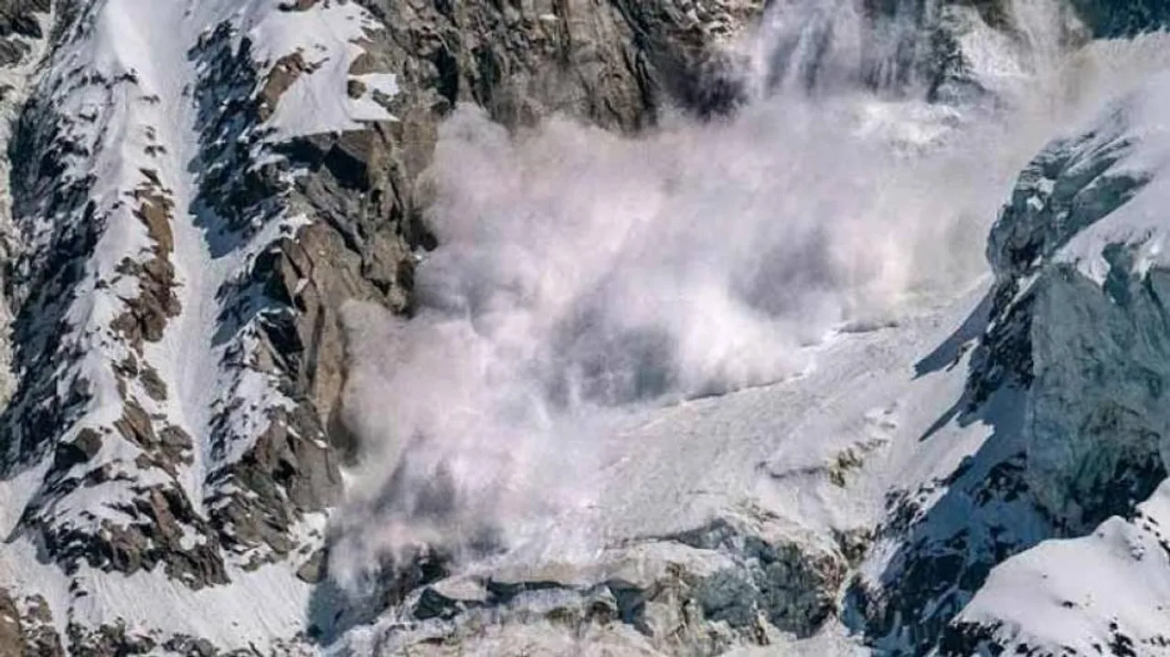 4 Soldiers Killed By Snow Avalanche Near Loc In North Kashmir