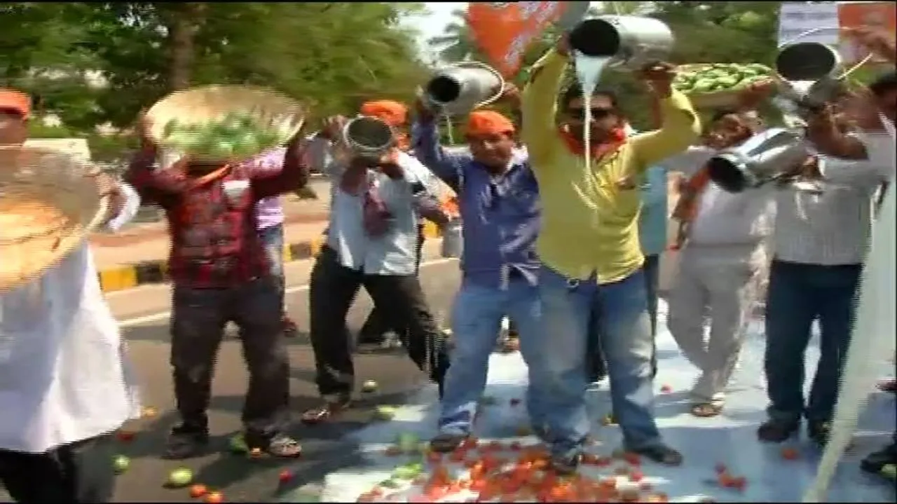 BJP Krushak Morcha protests over distress sale of veggies, lack of cold storage