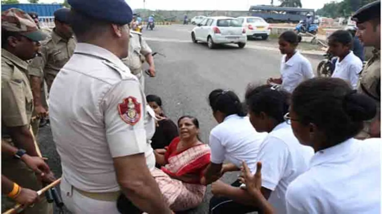 Maharathy row: BJP Mahila Morcha activists scuffle with police while trying to enter Naveen Niwas