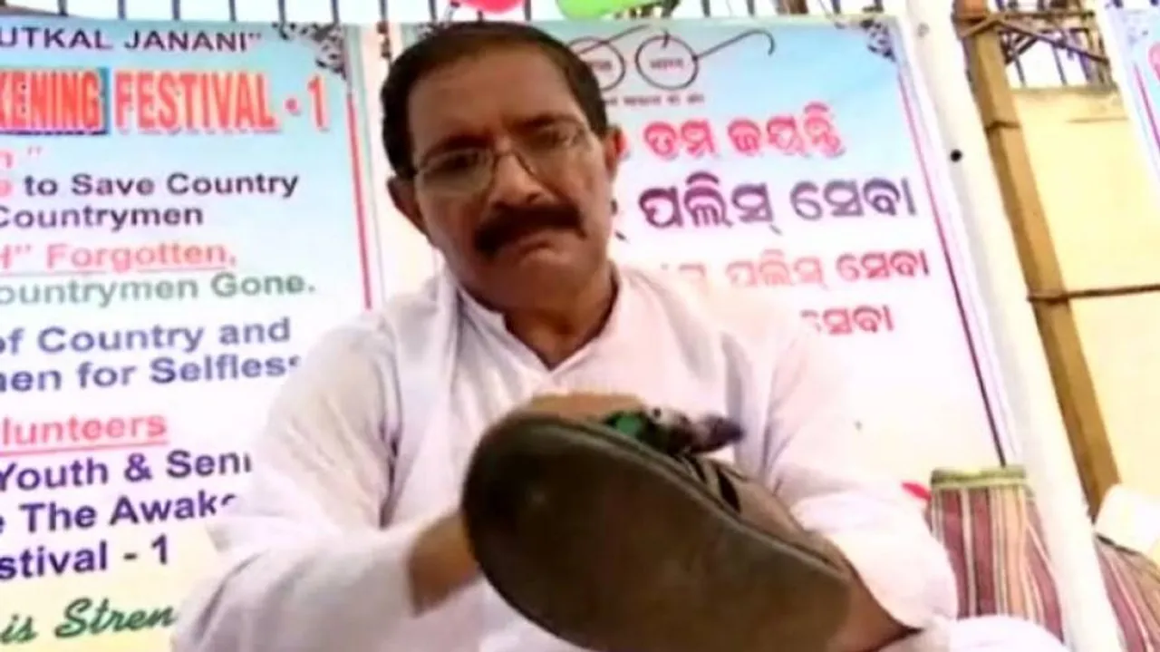 Retired Odisha Cop Polishes Shoes For Free Protesting 'Negligence' By Police Dept