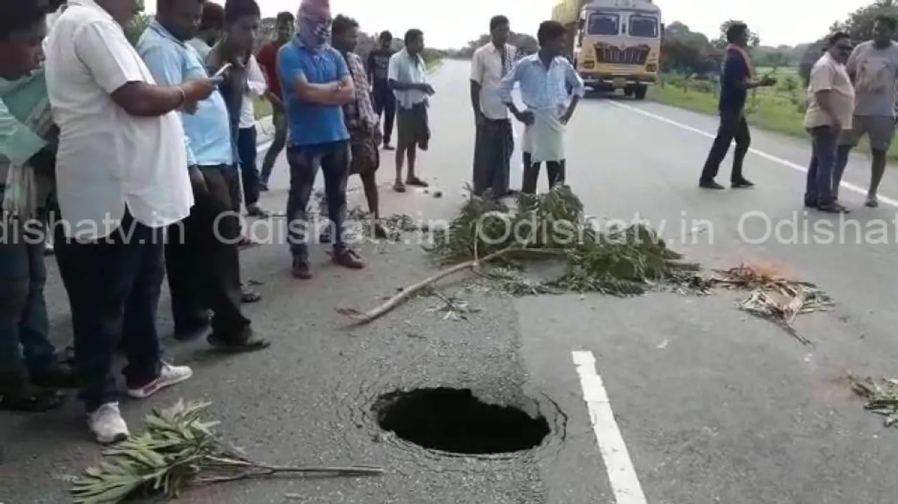 3-ft deep sinkhole on NH-53 in Bargarh leaves locals baffled