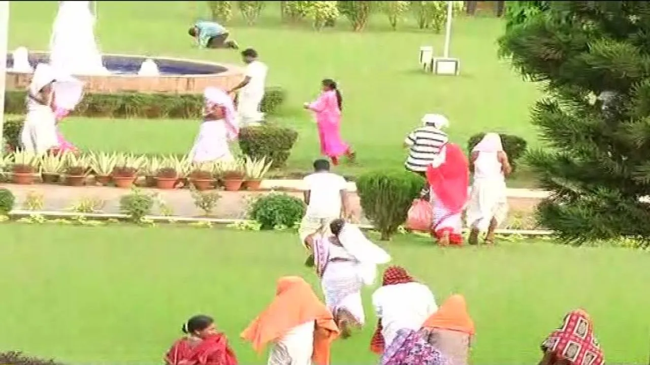 Sting Operation! Bees attack officials, visitors in Odisha Secretariat