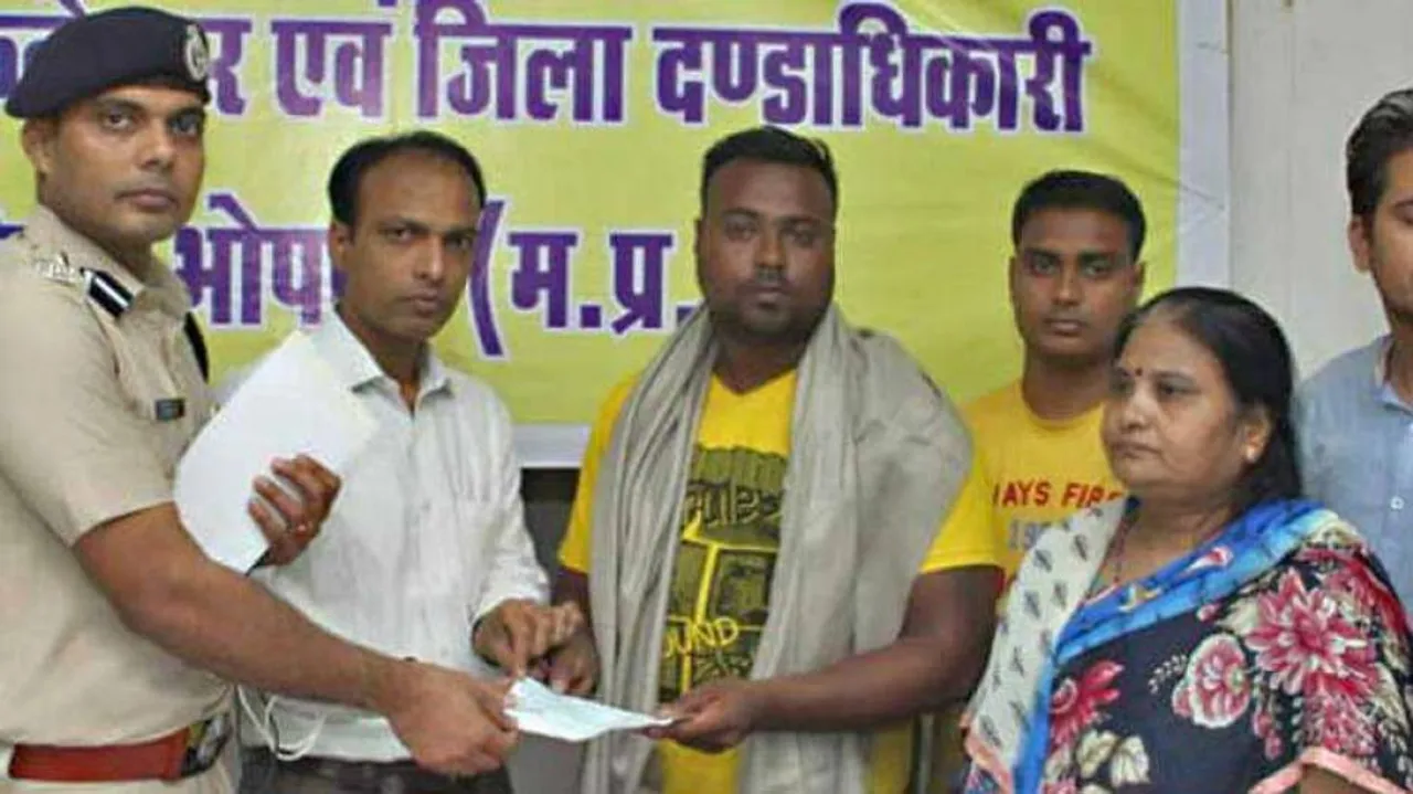 Bhopal Boat Tragedy Hero Who Saved 8 Lives Gets Rs 50000 Reward