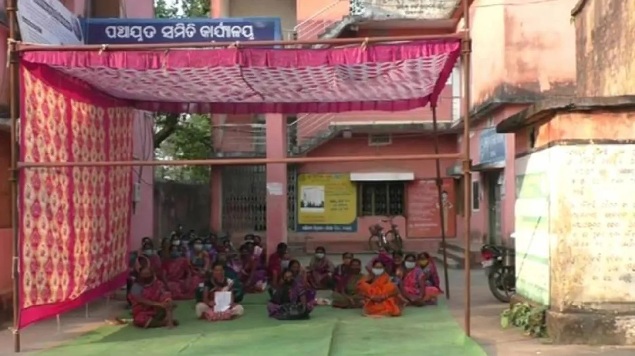 Bolangir: SHGs Allege Favouritism in Selection of Sattu Distribution, Stage Protest