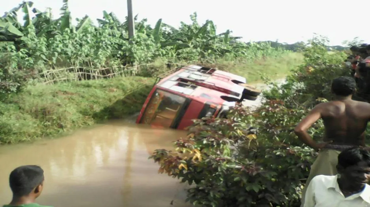 Bus falls into canal; 7 persons injured