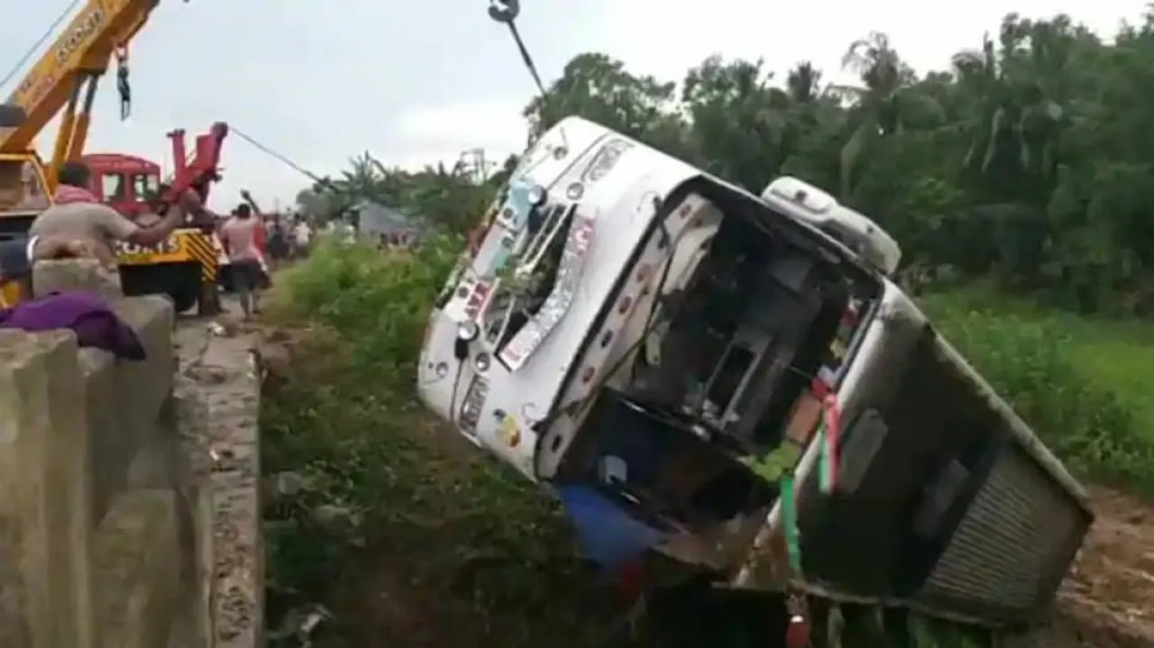 Bus Ferrying Migrants From Kerala To West Bengal Overturns In Odisha, 7 Injured