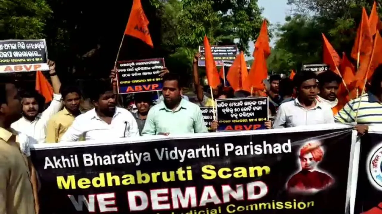 ABVP activists protest scholarship scam; demand judicial probe  