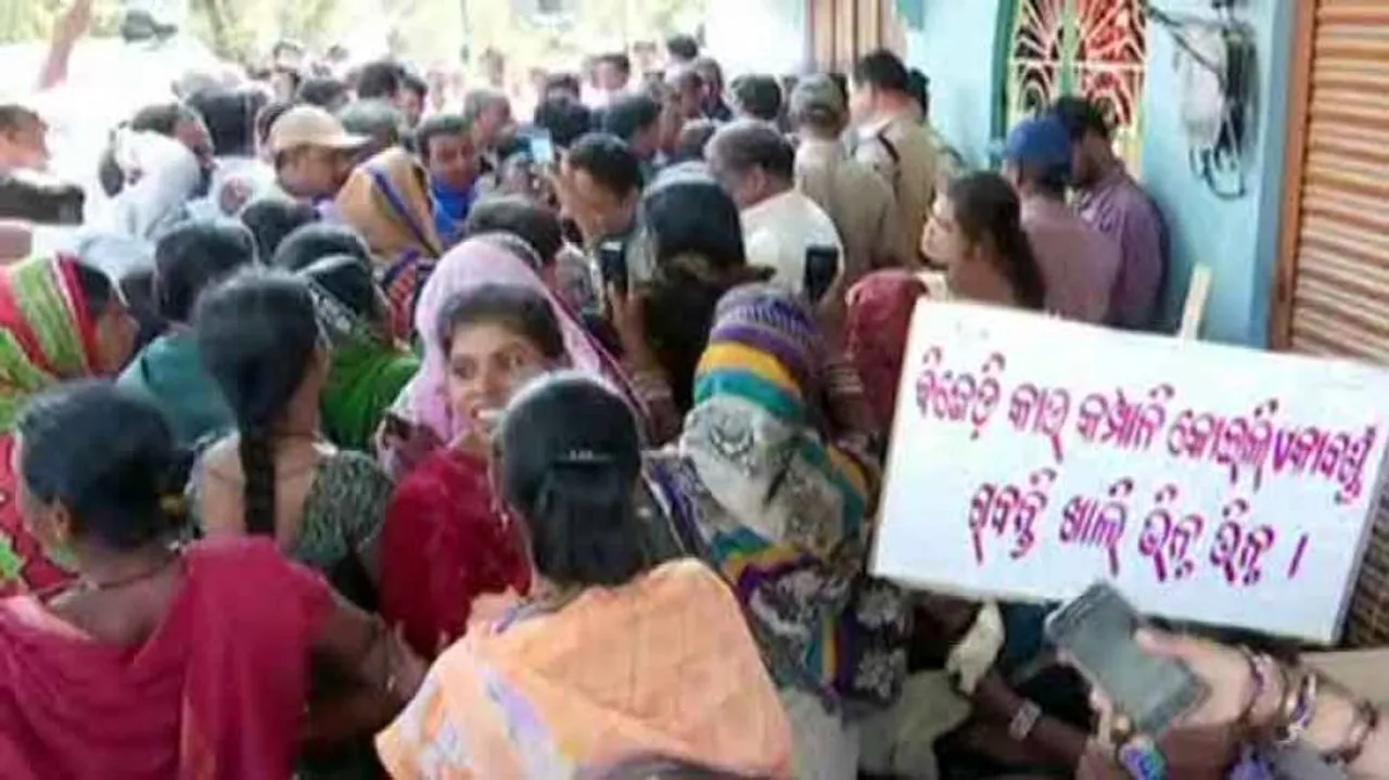 Chit fund victims stage dharna over non-payment of money in Berhampur