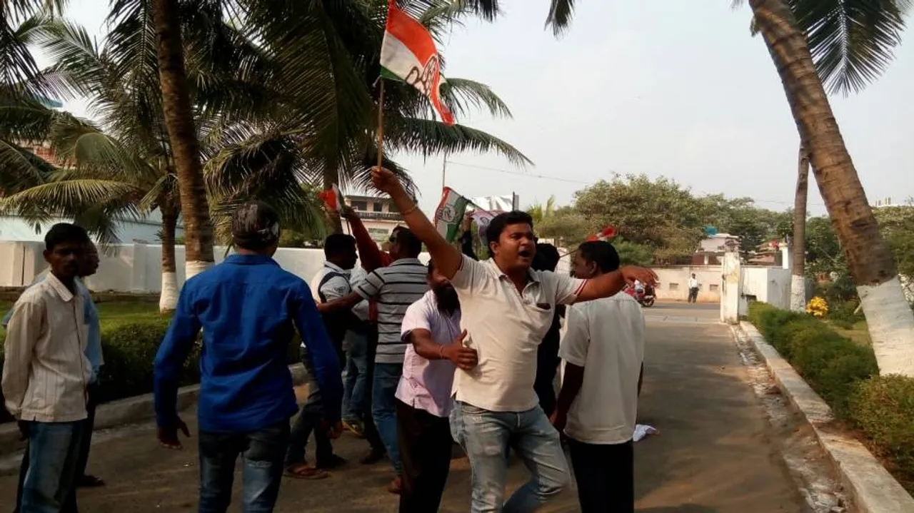 Ration card row: Cong workers hurl eggs at minister’s vehicle