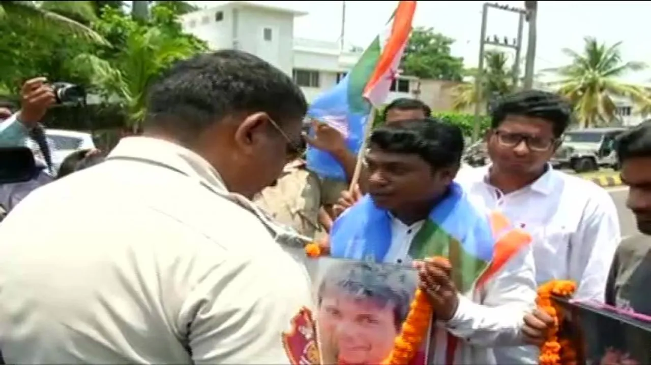 Chhatra Cong activists detained while trying to barge into Naveen Nivas