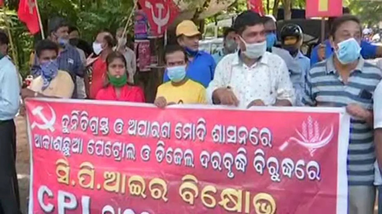Left Parties Demonstrate Against Fuel Price Hike In Odisha, Demand Prompt Rollback